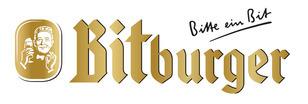 Logo der Bitburger Brauerei mit dem Slogan &bdquo;Bitte ein Bit&ldquo; und einer stilisierten Abbildung eines Bierhalters.