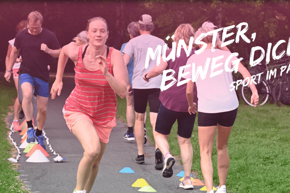 Gruppentraining im Freien: Menschen joggen auf einem Weg, umgeben von Markierungsh&uuml;tchen in einem Park.