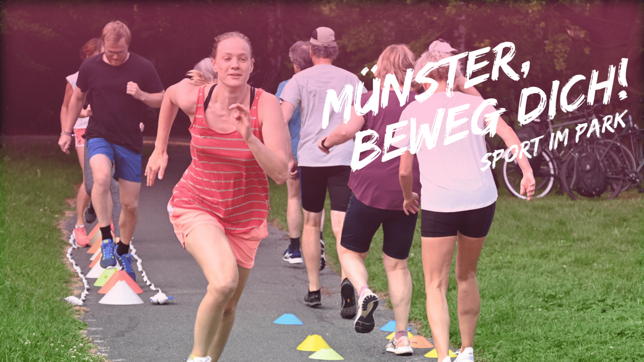 Sport im Park Saison 2025 Gruppentraining im Freien: Menschen joggen auf einem Weg, umgeben von Markierungshütchen in einem Park.