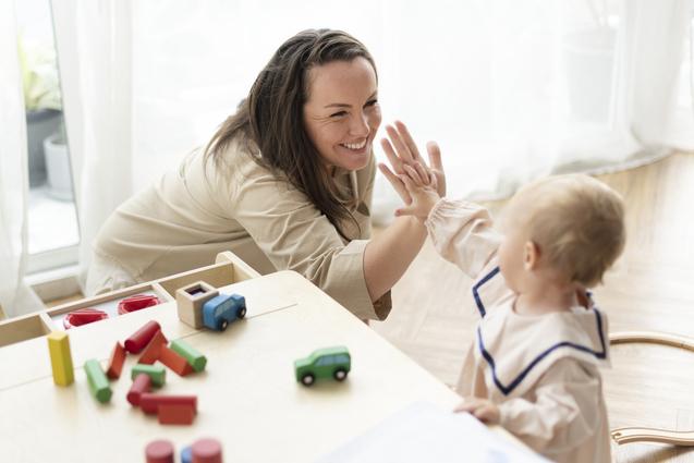 Eine Frau gibt einem kleinen Kind einen Handschlag