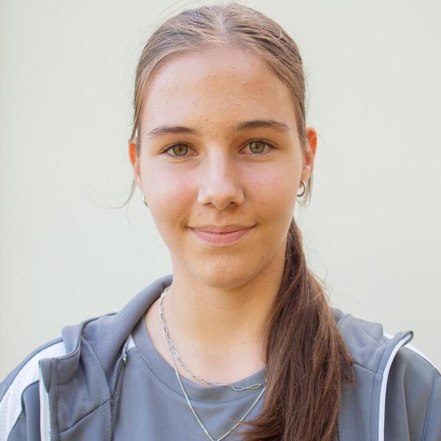 Portrait einer jungen Frau in grauem TuS Hiltrup Trikot