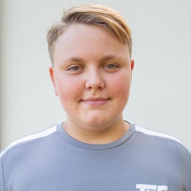 Portrait einer jungen Person in grauem TuS Hiltrup Trikot