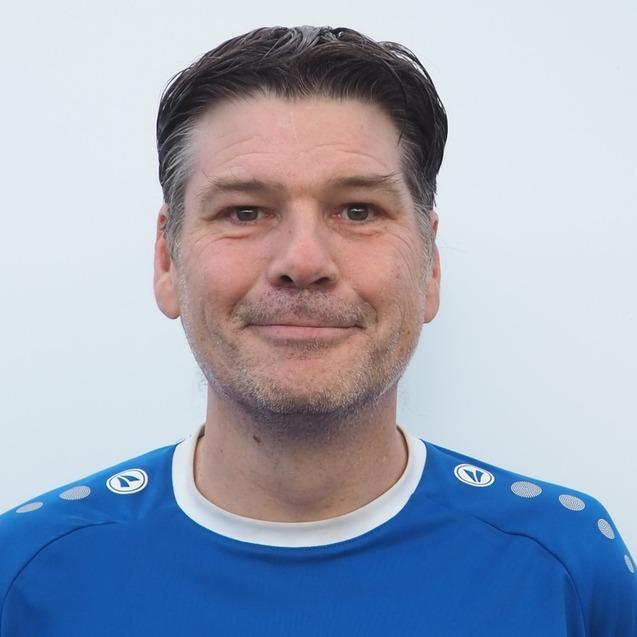 Portrait eines Mannes in blauem TuS Hiltrup Trikot