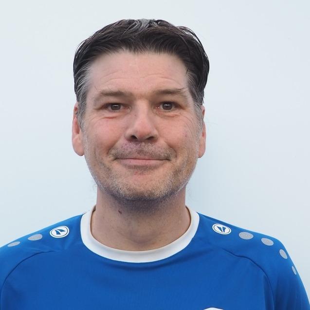 Portrait eines Mannes in blauem TuS Hiltrup Trikot