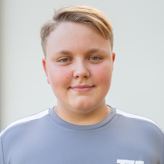 Portrait einer jungen Person in grauem TuS Hiltrup Trikot