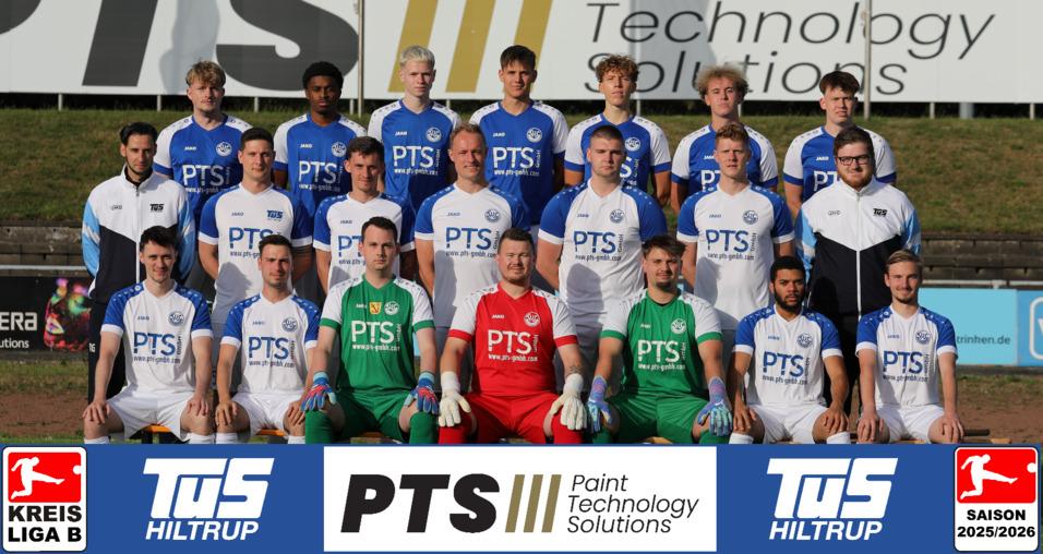 Mannschaftsaufnahme der Fußballmannschaft TuS Hiltrup in blauen und weißen Trikots, auf einem Sportplatz im Freien.