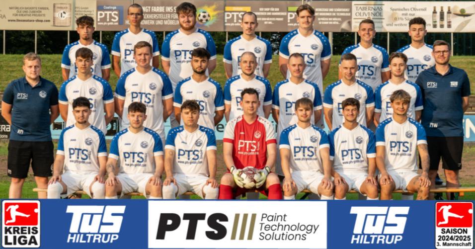 Mannschaftsfoto der TuS Hiltrup, 3. Mannschaft, in weißen Trikots mit blauen Details auf einem Sportplatz.