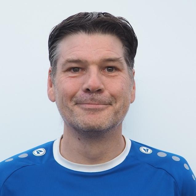Portrait eines Mannes in blauem TuS Hiltrup Trikot