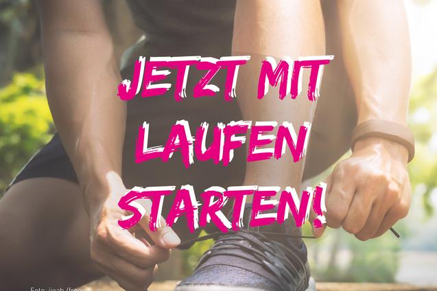 Nahaufnahme eines Menschen, der sich Laufschuhe bindet, mit motivationalem Text im Hintergrund.