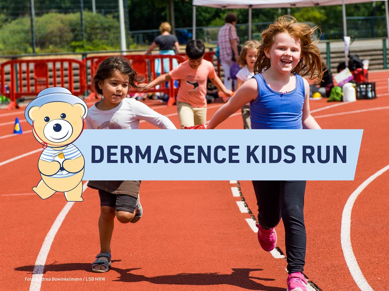 Zwei Kinder rennen fr&ouml;hlich auf einer roten Laufbahn w&auml;hrend des Dermasence Kids Run-Events.