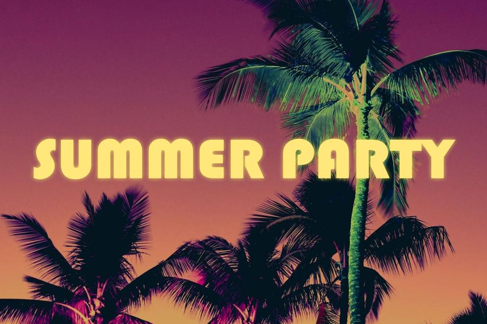 Specials in der Fitnessabteilung: Summerparty! Bunte Silhouette von Palmen vor einem lila-orangefarbenen Sonnenuntergang mit dem Text „SUMMER PARTY“.