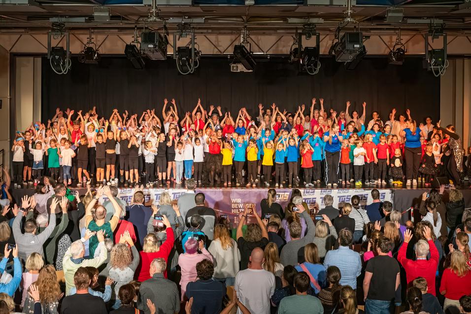 Alle Tänzer*innen auf der Bühne beim Tanzspektakel 2024