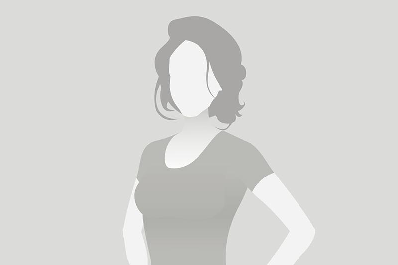 Silhouette einer Frau mit kurzen, gewellten Haaren, tr&auml;gt ein einfaches, figurbetontes Oberteil.