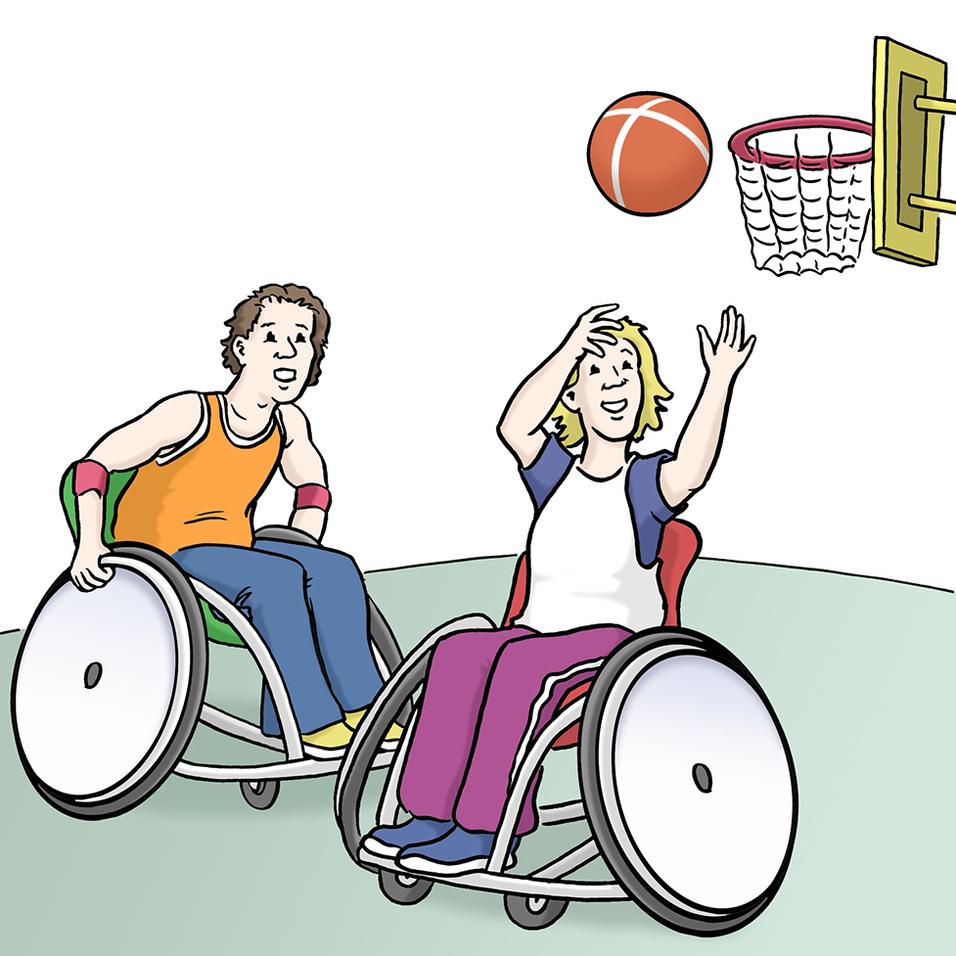 Zwei Personen in Rollst&uuml;hlen werfen einen Basketball auf einen Korb, w&auml;hrend sie in einem gymnasialen Umfeld sind.