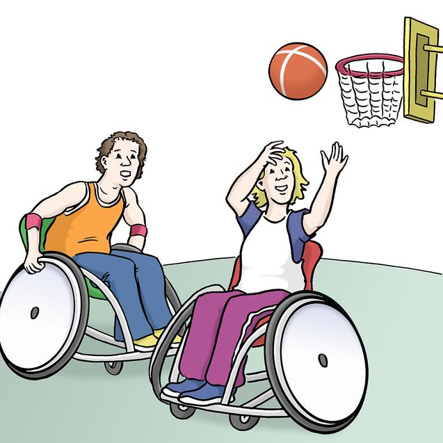 Zwei Personen in Rollstühlen werfen einen Basketball auf einen Korb, während sie in einem gymnasialen Umfeld sind.