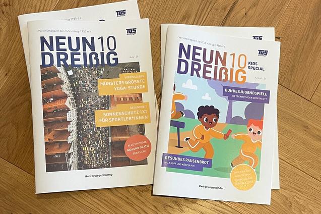 Zwei Vereinsmagazine des TuS Hiltrup mit Themen zu Yoga, Gesundheit und Kinderveranstaltungen auf einem Holztisch.