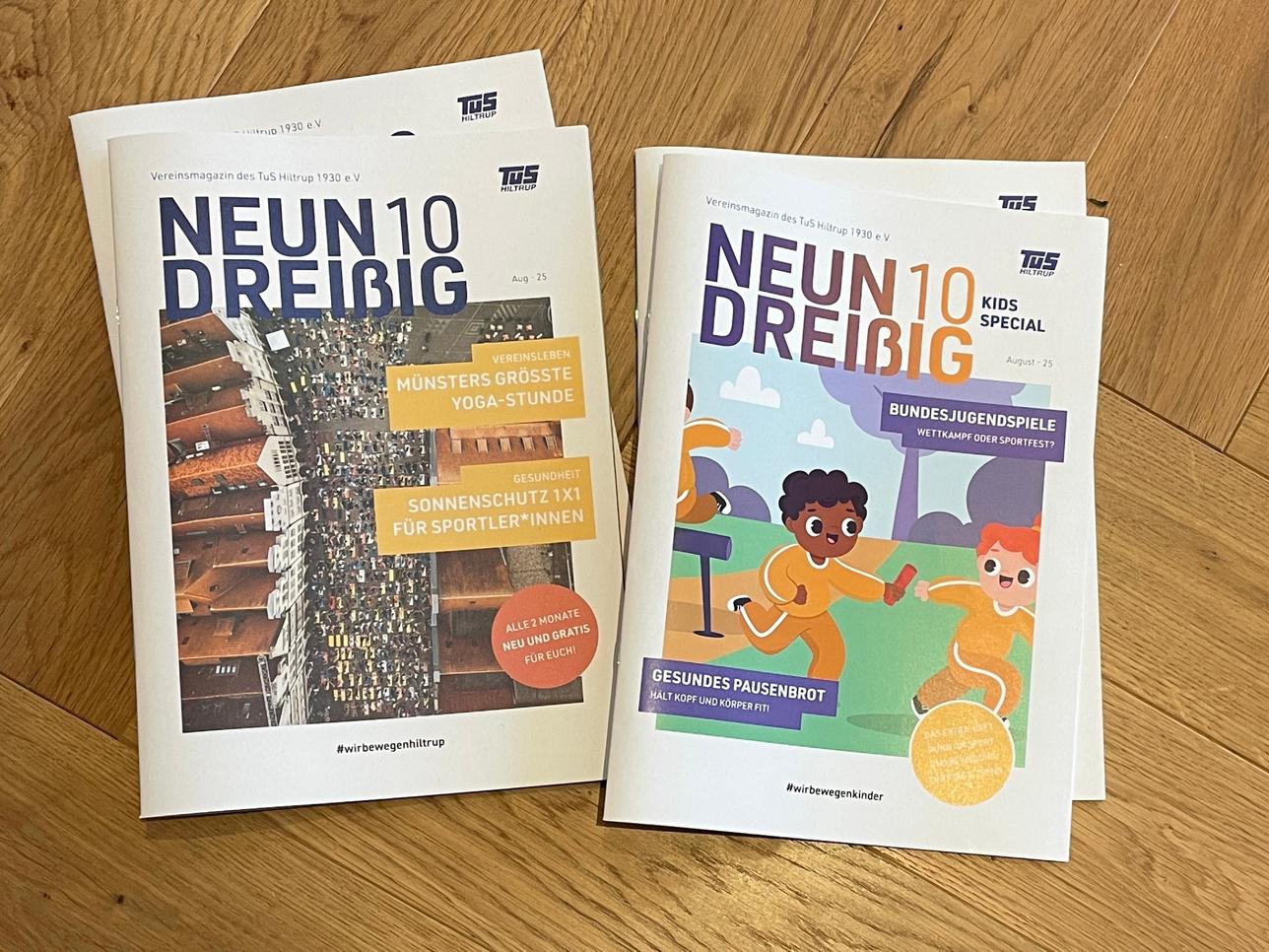 Zwei Vereinsmagazine des TuS Hiltrup mit Themen zu Yoga, Gesundheit und Kinderveranstaltungen auf einem Holztisch.