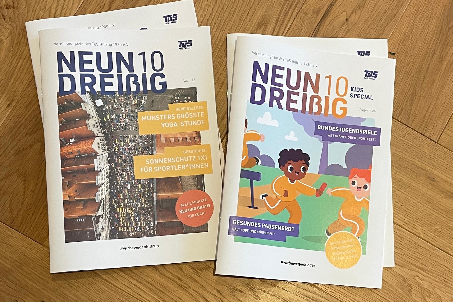Zwei Vereinsmagazine des TuS Hiltrup mit Themen zu Yoga, Gesundheit und Kinderveranstaltungen auf einem Holztisch.