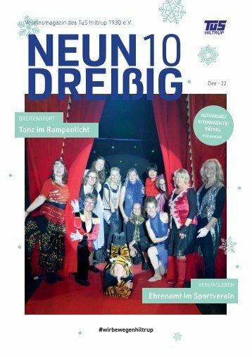 Gruppennaufnahme von Tänzern in festlicher Kleidung vor einem roten Vorhang, umrahmt von weißen Schneeflocken.