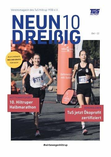 Zwei Läuferinnen beim 10. Hiltruper Halbmarathon vor einem Start-/Zielbereich mit Banner und Zuschauern.