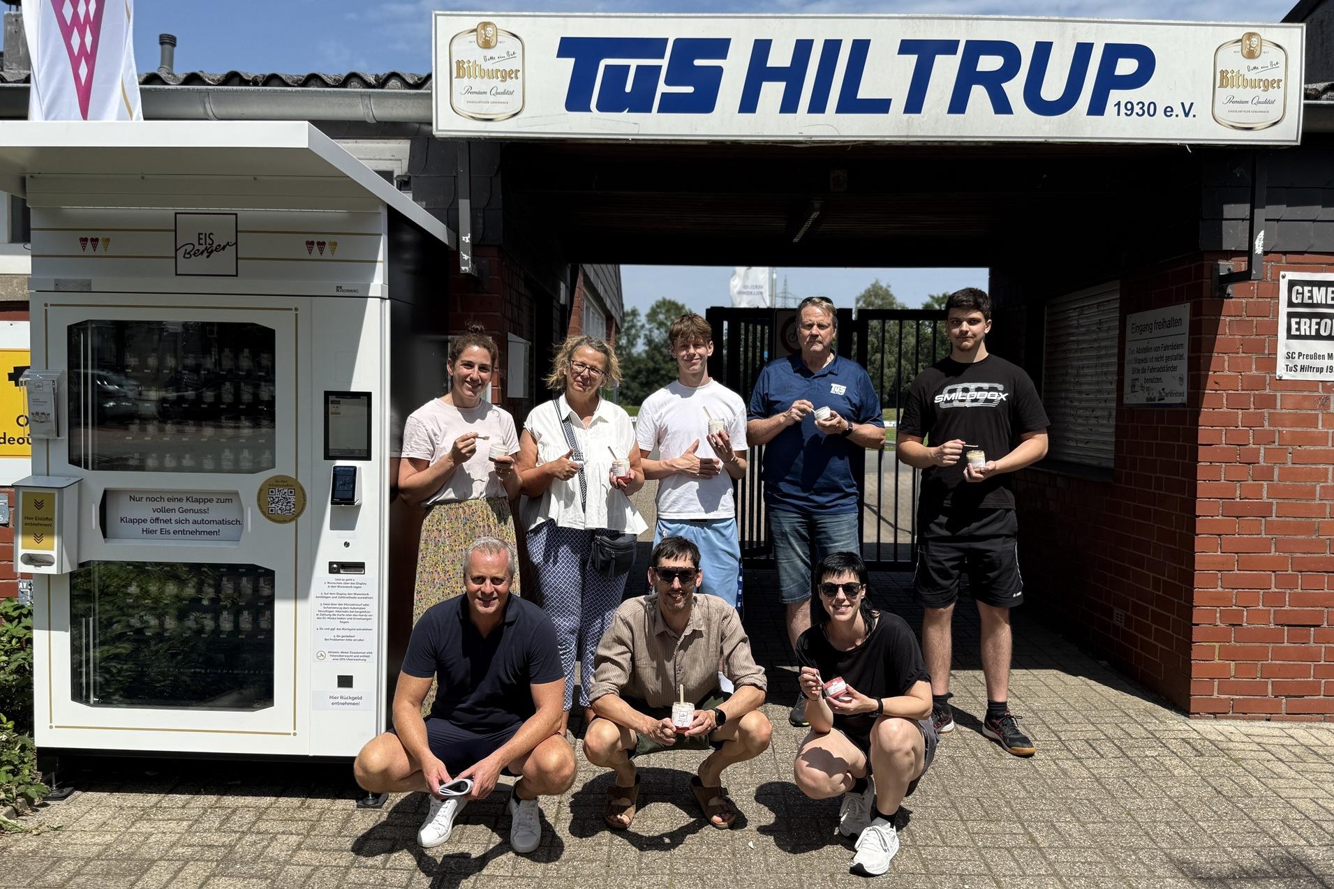 Das Team der TuS-Geschäftsstelle testet den neuen Eisautomaten