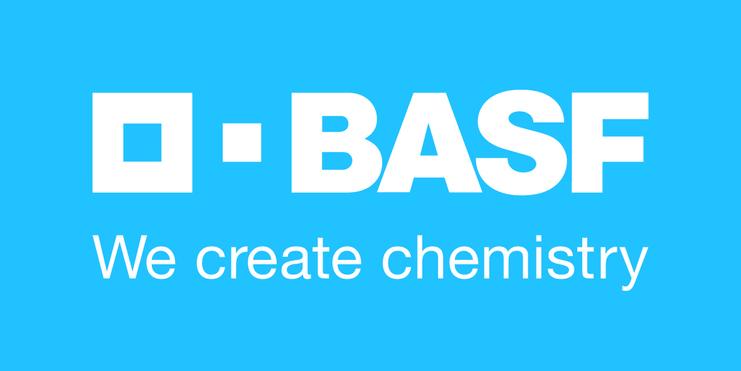 Logo der BASF auf blauem Hintergrund mit dem Slogan "We create chemistry" unter dem Unternehmensnamen.