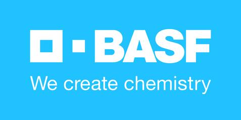 Logo der BASF auf blauem Hintergrund mit dem Slogan "We create chemistry" unter dem Unternehmensnamen.