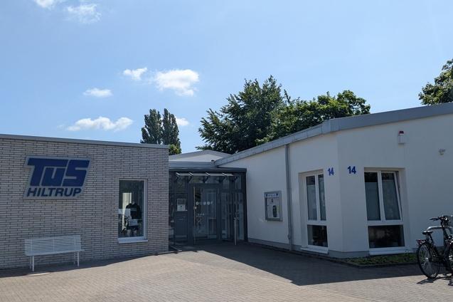 Blick auf den Eingang vom TuS Zentrum