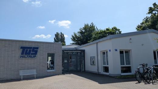Blick auf den Eingang vom TuS Zentrum