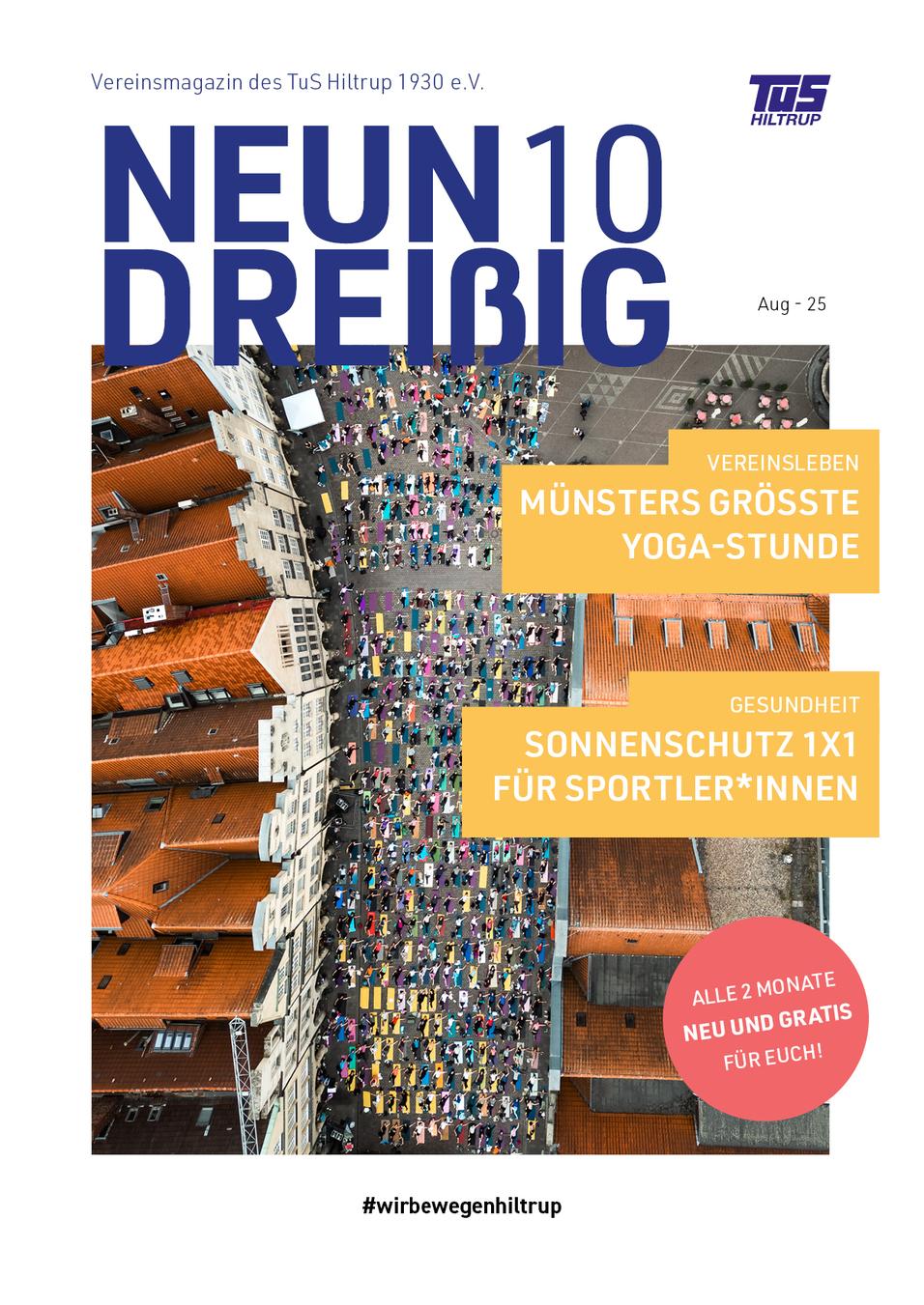 NEUN10DREIßIG August 2025 Vogelperspektive auf einen Platz mit vielen Menschen, die an einer Yoga-Stunde teilnehmen, umgeben von historischen Gebäuden.